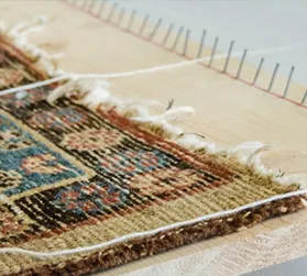 رفوی فرشهای آسیب دیده در قالیشویی مشهد